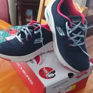 NIB SKECHERS Ladies size 10